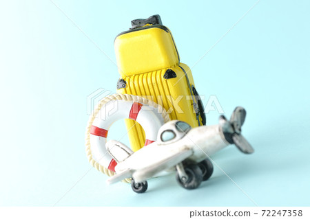 使用飛機或手提箱的微型模型拍攝旅行照片 使用飛機或手提箱的微型模型拍攝旅行照片 72247358