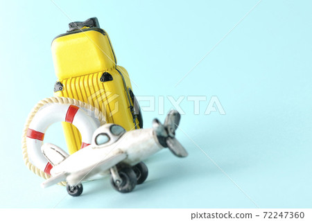 使用飛機或手提箱的微型模型拍攝旅行照片 使用飛機或手提箱的微型模型拍攝旅行照片 72247360