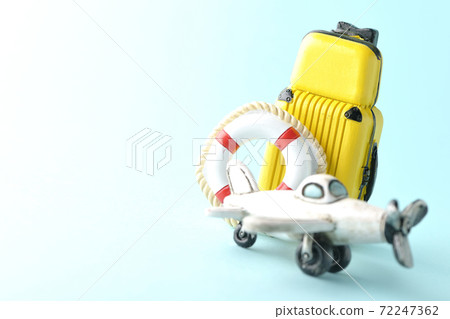 使用飛機或手提箱的微型模型拍攝旅行照片 72247362