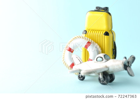 使用飛機或手提箱的微型模型拍攝旅行照片 使用飛機或手提箱的微型模型拍攝旅行照片 72247363