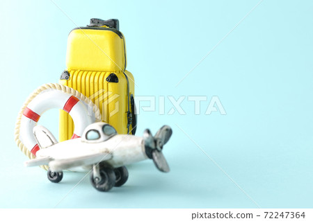 使用飛機或手提箱的微型模型拍攝旅行照片 使用飛機或手提箱的微型模型拍攝旅行照片 72247364