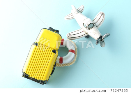 使用飛機或手提箱的微型模型拍攝旅行照片 使用飛機或手提箱的微型模型拍攝旅行照片 72247365