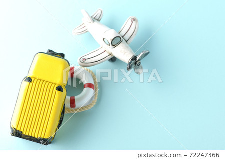 使用飛機或手提箱的微型模型拍攝旅行照片 使用飛機或手提箱的微型模型拍攝旅行照片 72247366