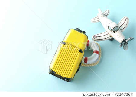 使用飛機或手提箱的微型模型拍攝旅行照片 72247367