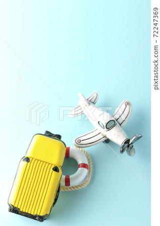 使用飛機或手提箱的微型模型拍攝旅行照片 使用飛機或手提箱的微型模型拍攝旅行照片 72247369