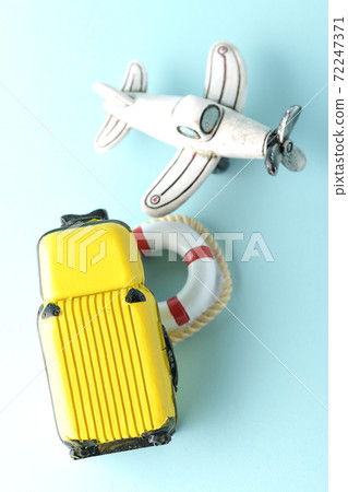使用飛機或手提箱的微型模型拍攝旅行照片 使用飛機或手提箱的微型模型拍攝旅行照片 72247371