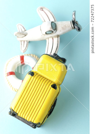 使用飛機或手提箱的微型模型拍攝旅行照片 使用飛機或手提箱的微型模型拍攝旅行照片 72247375