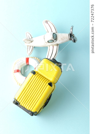 使用飛機或手提箱的微型模型拍攝旅行照片 72247376