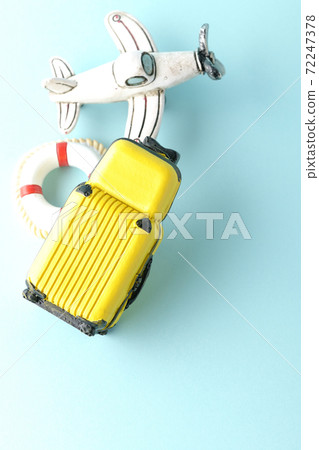 使用飛機或手提箱的微型模型拍攝旅行照片 72247378