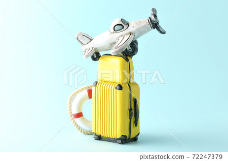 使用飛機或手提箱的微型模型拍攝旅行照片 使用飛機或手提箱的微型模型拍攝旅行照片 72247379