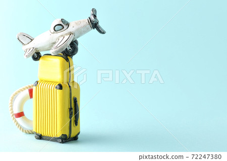 使用飛機或手提箱的微型模型拍攝旅行照片 使用飛機或手提箱的微型模型拍攝旅行照片 72247380