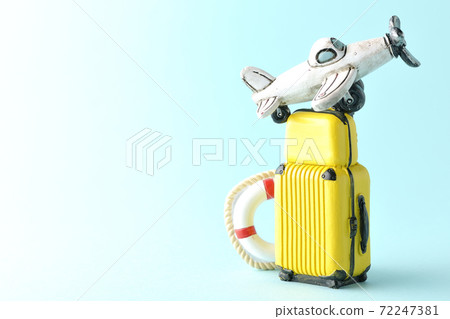 使用飛機或手提箱的微型模型拍攝旅行照片 使用飛機或手提箱的微型模型拍攝旅行照片 72247381