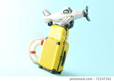 使用飛機或手提箱的微型模型拍攝旅行照片 使用飛機或手提箱的微型模型拍攝旅行照片 72247382