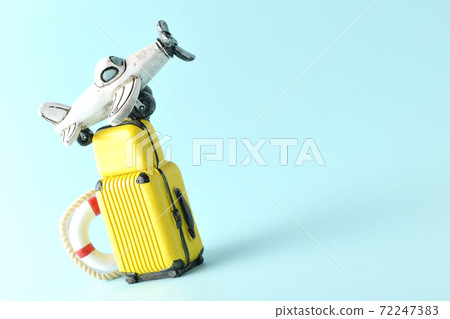 使用飛機或手提箱的微型模型拍攝旅行照片 使用飛機或手提箱的微型模型拍攝旅行照片 72247383