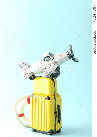 使用飛機或手提箱的微型模型拍攝旅行照片 使用飛機或手提箱的微型模型拍攝旅行照片 72247387
