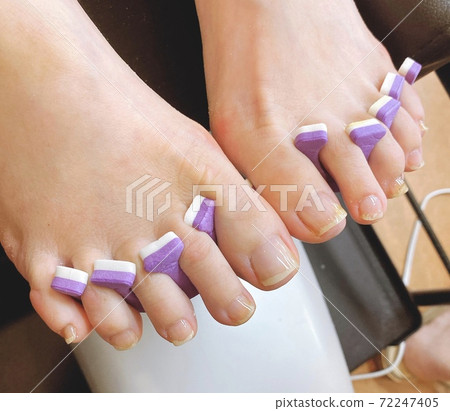 美甲沙龍的腳釘 72247405