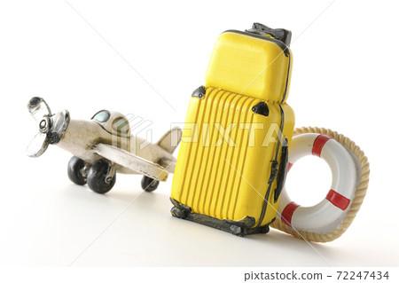 Taking a picture of a trip using a miniature model of an airplane or suitcase (white background) 72247434