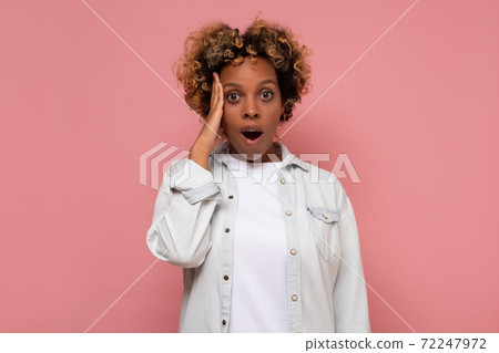 Surprised young african woman holding her head in hands 72247972