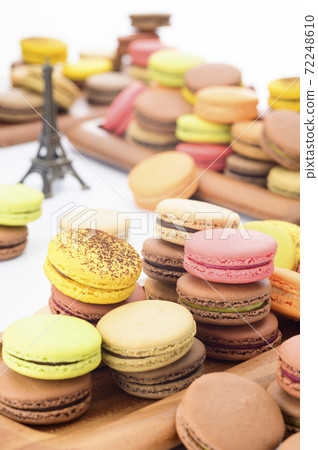 Many macaroons 72248610
