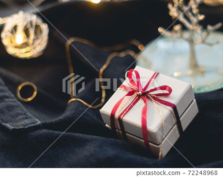 秋冬配件的禮物/禮物盒。禮物的形象。 秋冬配件的禮物/禮物盒。禮物的形象。 72248968