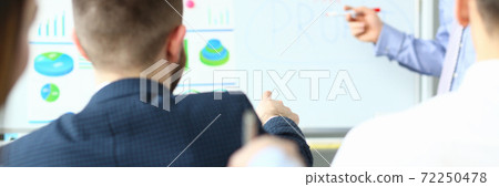 Business colleagues discuss new start-up 72250478