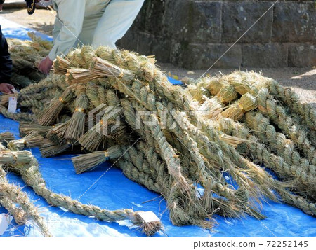Preparation for the New Year: Shimenawa made at the end of the year Preparation for the New Year: Shimenawa made at the end of the year 72252145