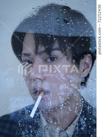 在雨窗旁抽煙的男人的肖像 72252436