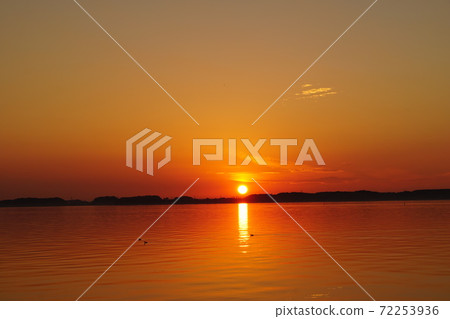 Sunset in December, the golden sunset in Kasumigaura, Ibaraki Prefecture, late autumn scenery Sunset in December, the golden sunset in Kasumigaura, Ibaraki Prefecture, late autumn scenery 72253936