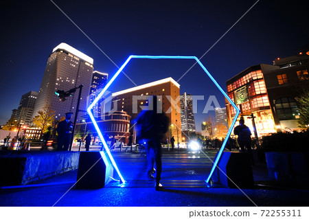 日本橫濱市容一個六角形的門，發出藍光，奇幻地發光。 （背面為橫濱地標塔等）= 12月6日 72255311