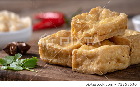 Stinky tofu street stall night market kimchi Stincky tofu street food チョウドウフ 72255536