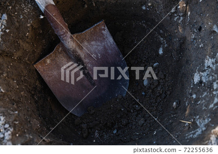 用勺子挖洞 72255636