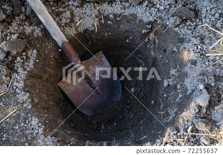 用勺子挖洞 72255637