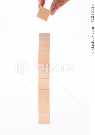 堆積在垂直行中的手 堆積在垂直行中的手 72256159