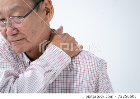 老人患有僵硬的肩膀前 72256605