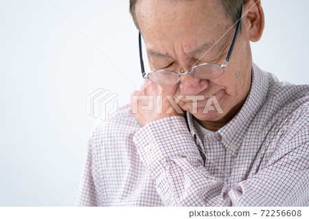 老人患有僵硬的肩膀前 72256608