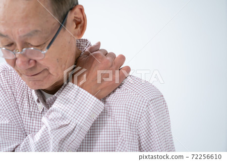 老人患有僵硬的肩膀前 老人患有僵硬的肩膀前 72256610