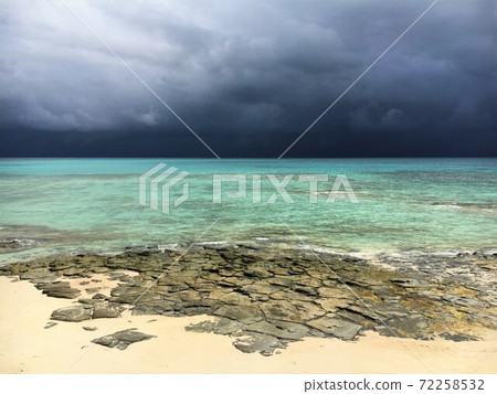 Black sky, blue sea, Kume Island, Okinawa, where a typhoon is approaching Black sky, blue sea, Kume Island, Okinawa, where a typhoon is approaching 72258532