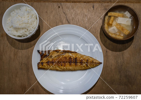 Old-fashioned breakfast "grilled fish, white rice and miso soup" Old-fashioned breakfast "grilled fish, white rice and miso soup" 72259607