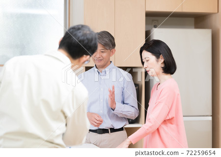 Meeting for kitchen remodeling 72259654