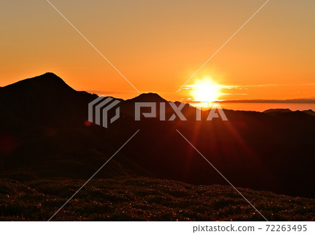 四國著名山峰“三峰”的早晨 72263495