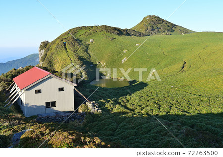 Pond and Hutte of Shikoku's famous peak "Miune" 72263500