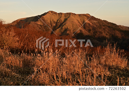 Morning glow Morgen Lot of Shikoku's famous peak "Miune" 72263502