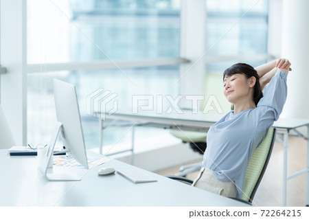 舒展在辦公室的婦女 72264215