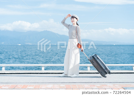 Women going on a trip 72264504