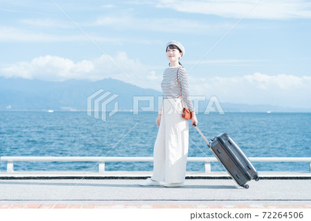 Women going on a trip 72264506