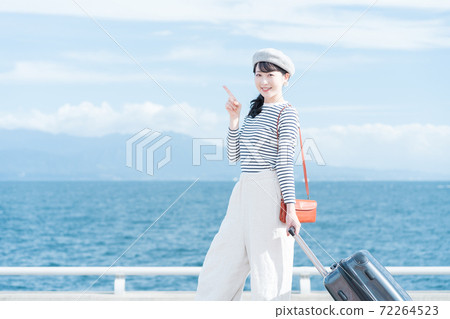 Women going on a trip Women going on a trip 72264523