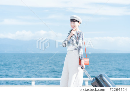 Women going on a trip 72264524