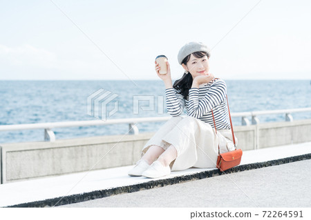 Women going on a trip Women going on a trip 72264591