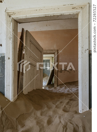 Sand has invaded and taken over these rooms in Kolmanskoppe Sand has invaded and taken over these rooms in Kolmanskoppe 72265527