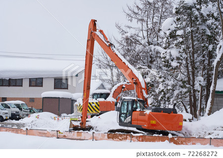 冬季水道施工現場的電鏟 冬季水道施工現場的電鏟 72268272